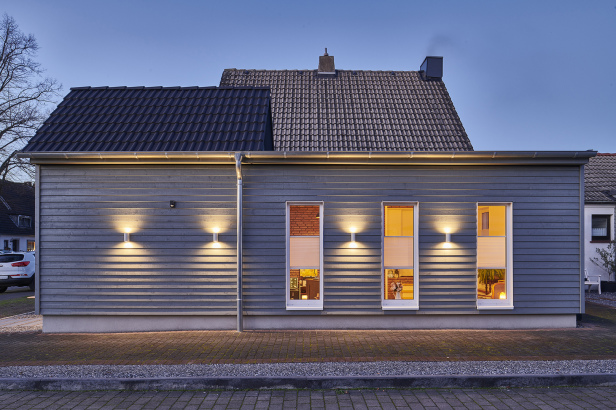 Hausanbau mit Holzfassade