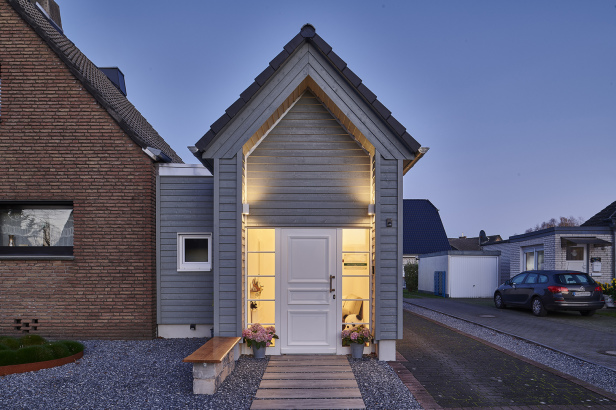 Hausanbau mit Haustür in Holzoptik